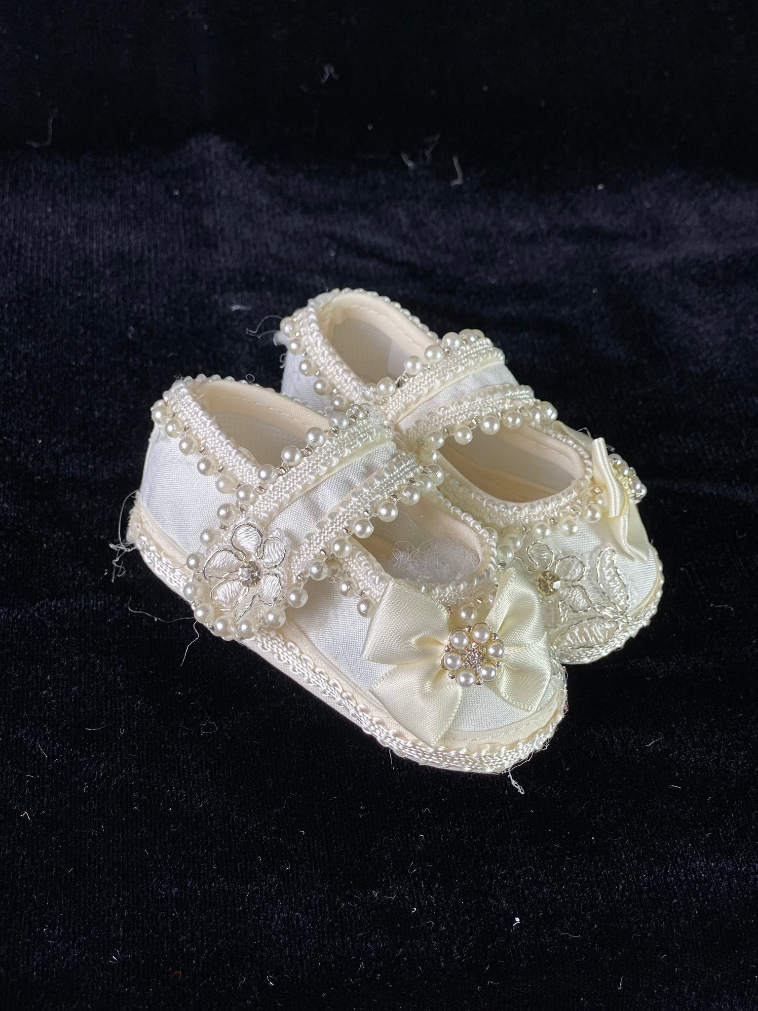 *Elegant handmade baby girl ivory shoes with embroidery, lace, flowers, bows, and jewels.