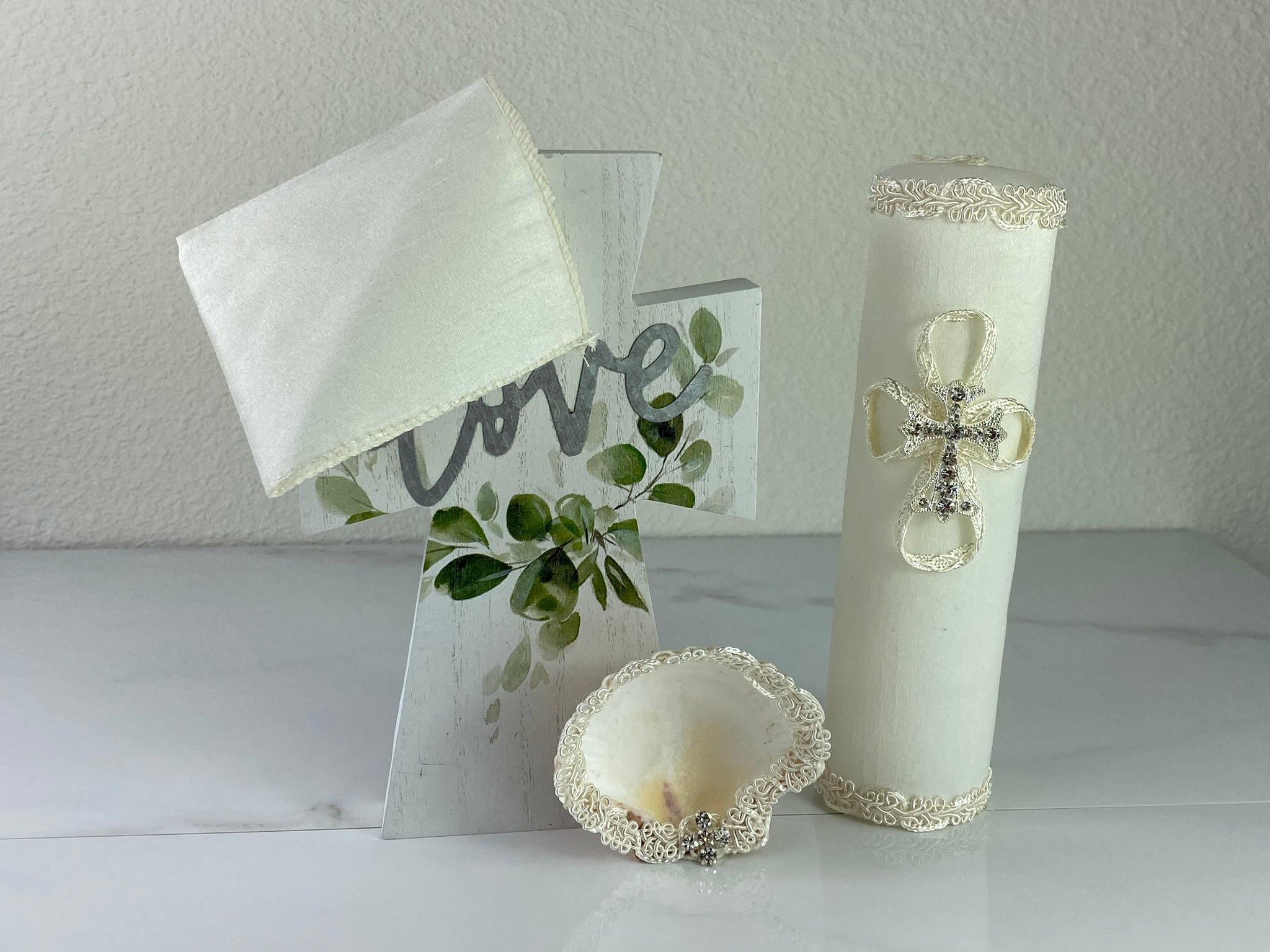 Ivory - Elegant Candle, Shell & Handkerchief Set - A154
