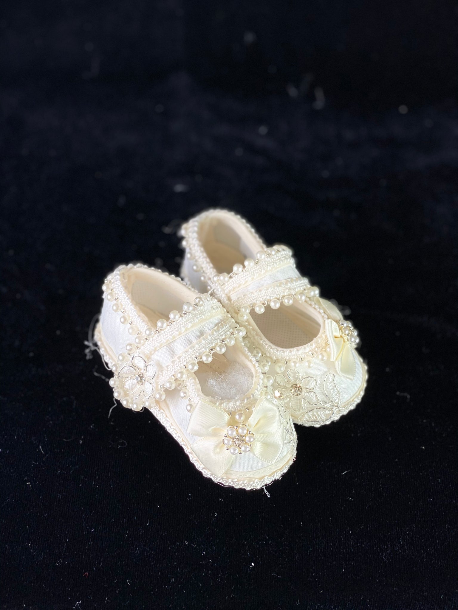 *Elegant handmade ivory baby girl shoes with embroidery, lace, flowers, bows, and jewels.