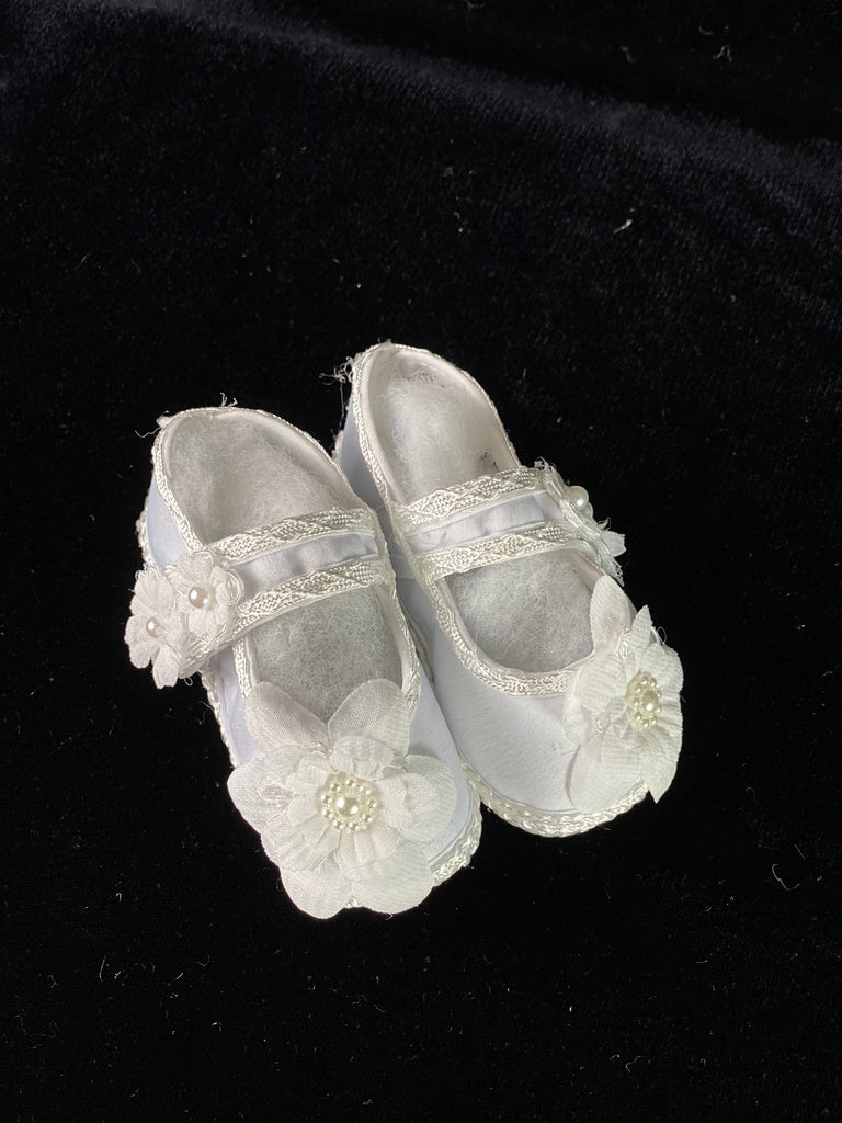 Elegant handmade white baby girl shoes with embroidery, lace, flowers, and jewels (pearls and crystals).