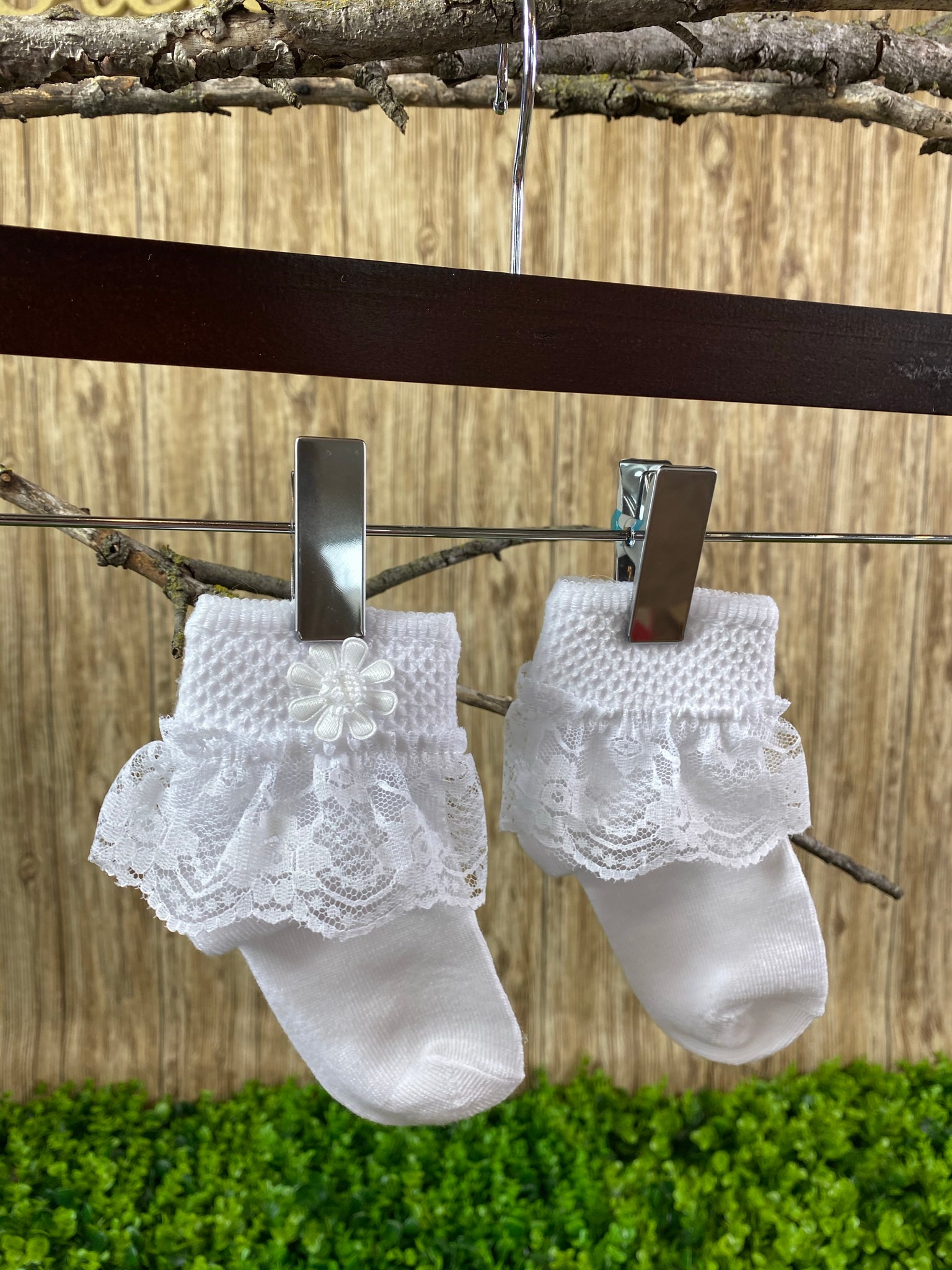 Baptism Socks - White Socks with Flower  These custom ivory socks are detailed with beautiful, embroidered flowers and lace along the edge.  These are perfect for your little girl's outfit!  These socks are available in size 1-3, 4-6, and 6-8 (shoe size).