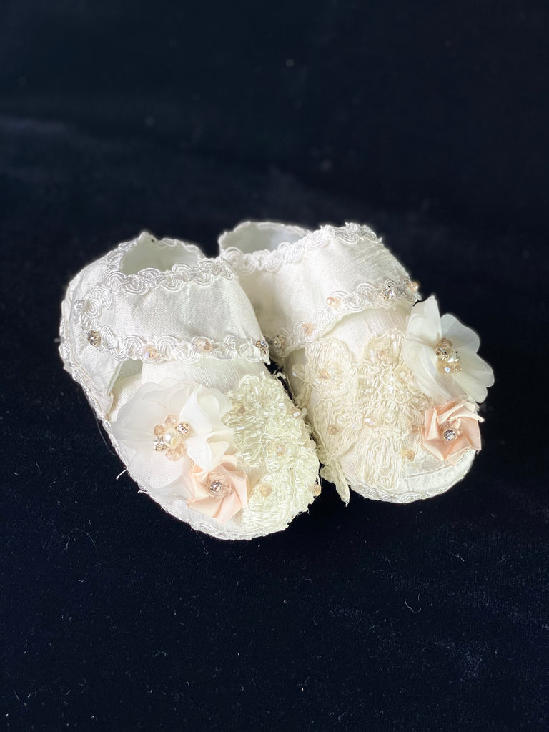 Elegant handmade white baby girl shoes with embroidery, lace, flowers, and jewels (pearls and crystals) and Velcro closure.