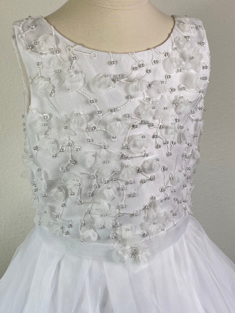 White, size 10 Pearl embroidered scoop neck bodice Thin mesh belt with single flower Ruffled mesh skirt Zipper closure